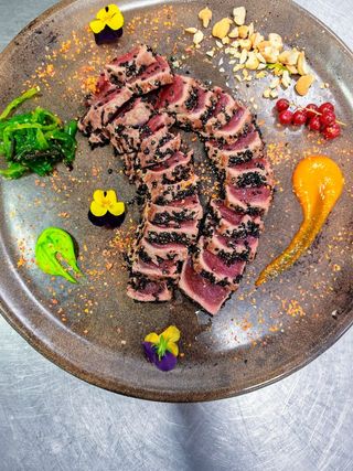 Tataki de atún rojo con costra de sésamo (ración)