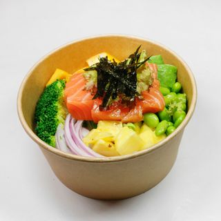 44. Poke de salmón