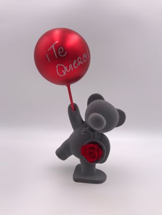 Osito de terciopelo con rosa preservada y nota personalizada en el glovo.