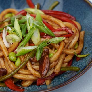 Веган удон нудли с едамаме, зеленчуци и блек пепър сос