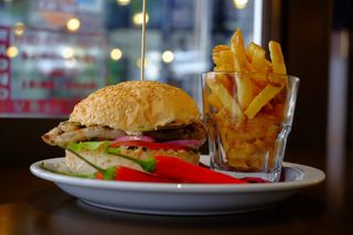 Delux pileći burger