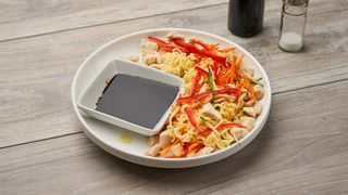 Špageti sa pilećim mesom i povrćem