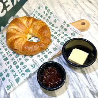 Croissant con mantequilla y mermelada de fruta