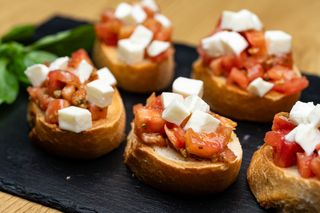 Брускети с домати и моцарела