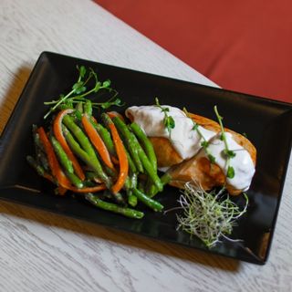 Стручкова квасоля з перцем та куряче філе під сирним соусом(400г)