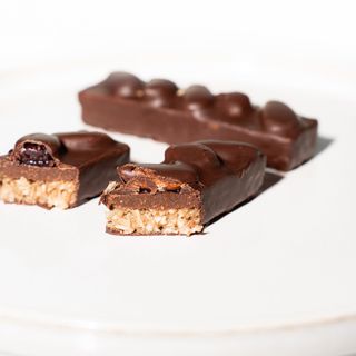 Десерт с бадемов пралин и вишни (55гр)