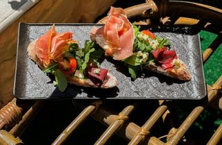 Брускети з хамоном