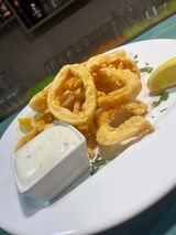 Панирани Калмари, поднесени с чеснов сос (250г)