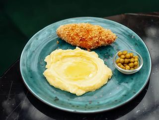 Котлета по-київськи з картопляним пюре 320г