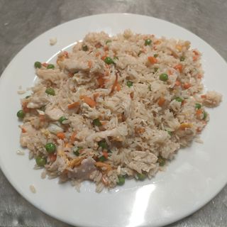 103. Пържен ориз с пилешко, яйца, грах и моркови  (700г)