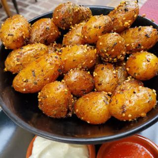 Patatas Con Dos Salsas