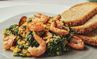 Revuelto de grelos y langostino