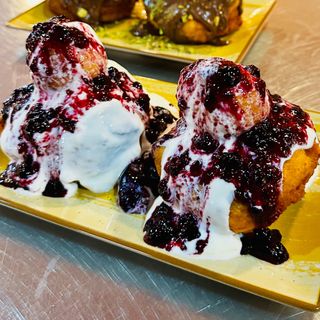 Papanasi con nata y mermelada de arándanos