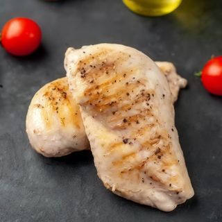 Plato pechuga de pollo con patatas y ensalada