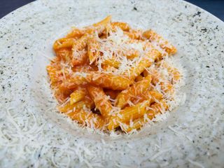 Pene cu sos de rosii si parmezan