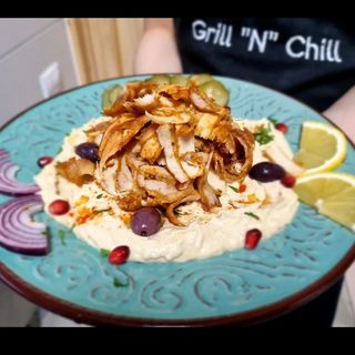 Hummus cu carne kebab de pui