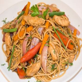 Tallarín Saltado De Pollo