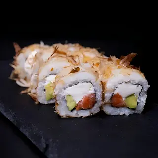 Рол з лососем в стружці тунця (240г)