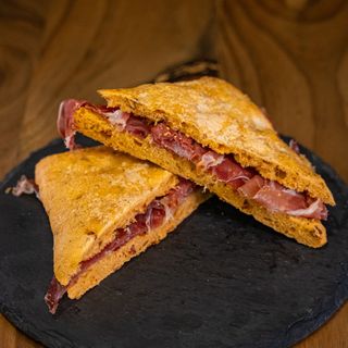 Bocadillo Focaccia De Tomate Y Jamón Ibérico 100% Cortado A Mano
