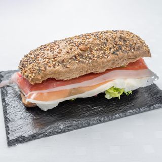 Panino con crudo, mozzarella e insalata