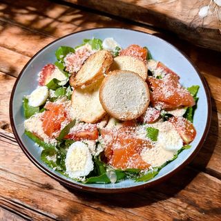 Салат цезар з лососем (290г)