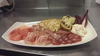 Antipasto alla romagnola con Affettati Misti , Fichi Caramellati ,Piadina e Squacquerone