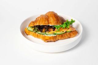 Круассан с лососем и соусом тар-тар