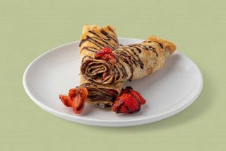 Clatita cu crema de vanilie si fructe si topping ciocolata