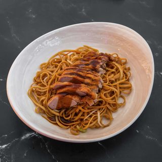 25P. Tallarín Estilo Pekín