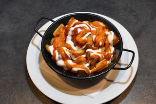 Patatas Bravas Caseras Con Sus Salsas