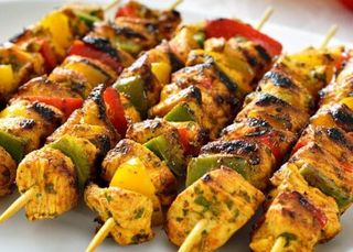 Frigărui de pui în stil marocan cu salată tabbouleh