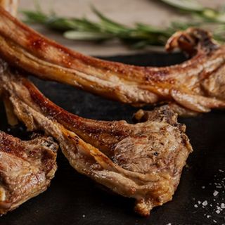 Costillas De Cordero Con Guarnición