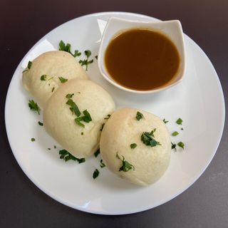 Pyzy drożdżowe z sosem pieczeniowym 