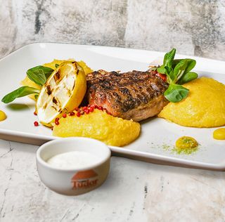 Crap cu mămăligă și mujdei