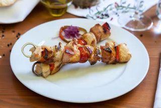 Frigărui din piept de pui cu bacon