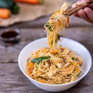 Capellini di riso con gamberi e verdure