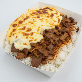Plato de arroz con carne mixta y queso gratinado
