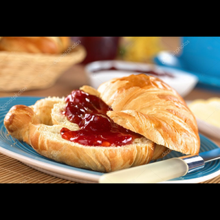 Croissant, mantequilla y mermelada