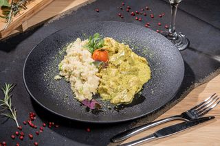 Piept de pui genovez cu sos pesto si cus cus marocan