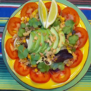 Ensalada Con Maíz, Aguacate Y Vinagreta De Tequila
