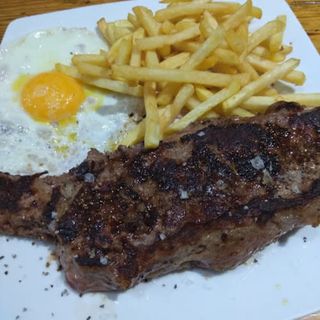 Entrecot De Ternera Con Patatas Y Huevo