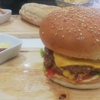 Burger Poulet على الفحم