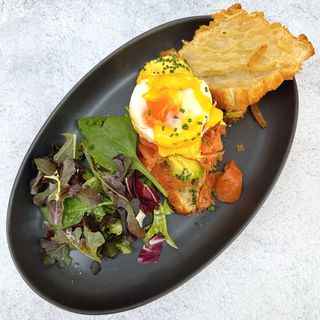 Croissant Benedictino con Salmón