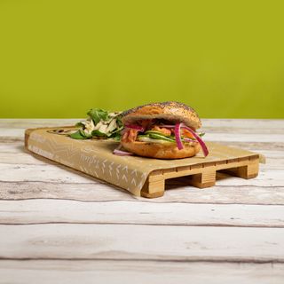 Salmone bagel servito con rucola, parmigiano e crema balsamica