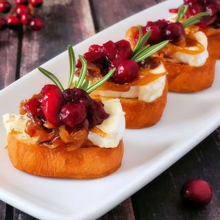 Rulo De Cabra Crujiente Con Configura De Tomate (Ración)