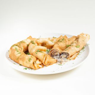 Блинчики с цыпленком и грибами в сливочном соусе