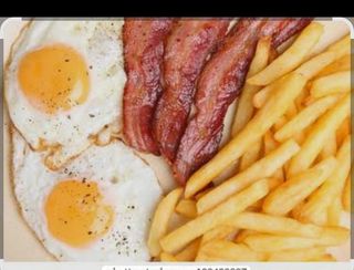Bacon con huevo y patatas