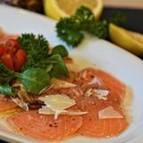 33. Carpaccio di salmone e avocado