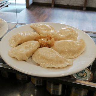 Pierogi z mięsem okraszone cebulką
