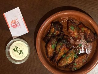 Asas de Frango com Molho Barbecue e Chips